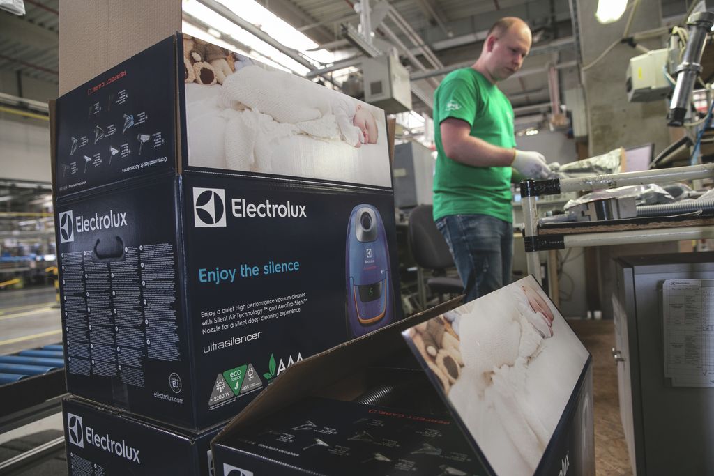 Bezárja jászberényi gyárát az Electrolux - fotók a gyártósorról