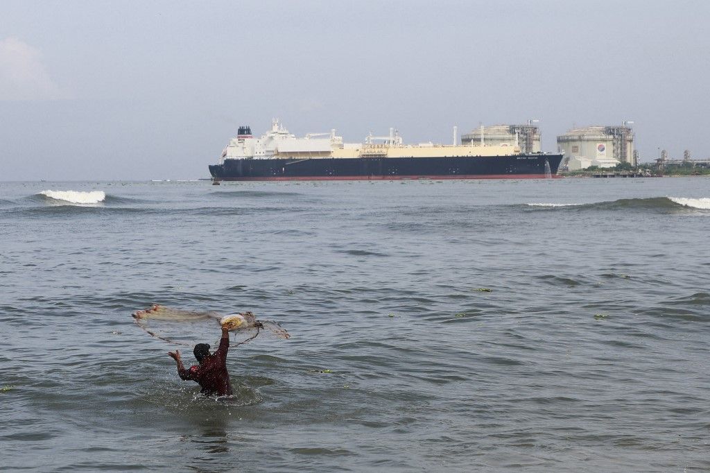 Fisherman In Fort Kochi Beach In The Backdrop Of LNG Tanker Oroszország növelné olaj-, gáz- és műtrágya-szállításait Indiának