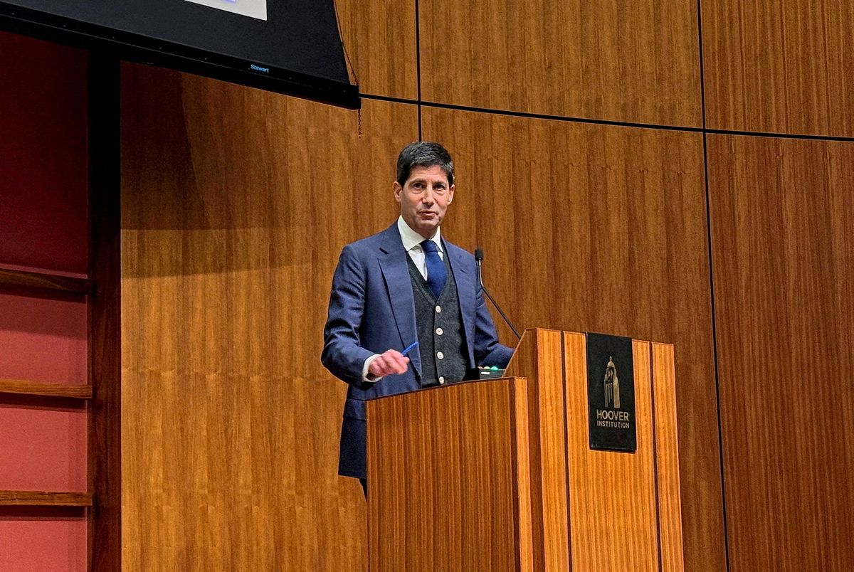 dollár FILE PHOTO: Former U.S. Federal Reserve Governor Kevin Warsh attends a monetary policy conference at Stanford University's Hoover Institution in Palo Alto, California