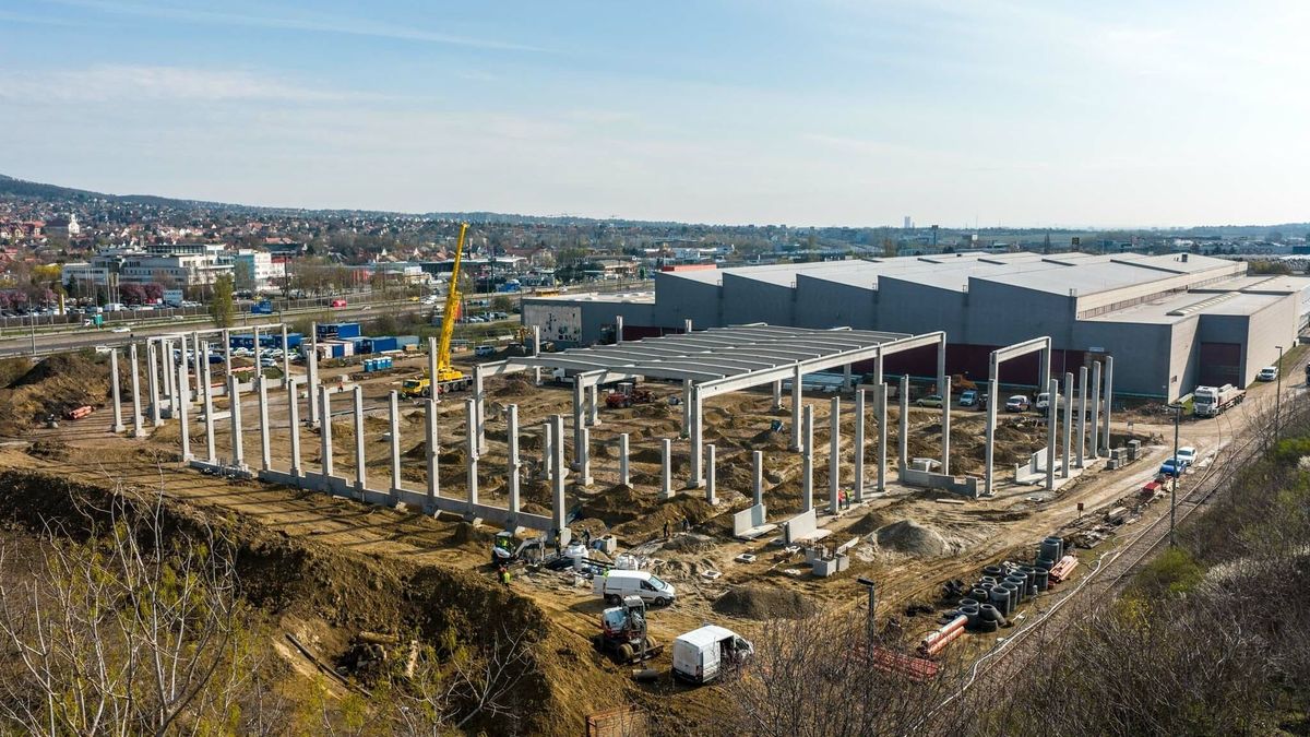 Nem akárki épít egy hatalmas logisztikai csarnokot Budapest határában - most kezd látványos formát önteni a gigantikus beruházás 