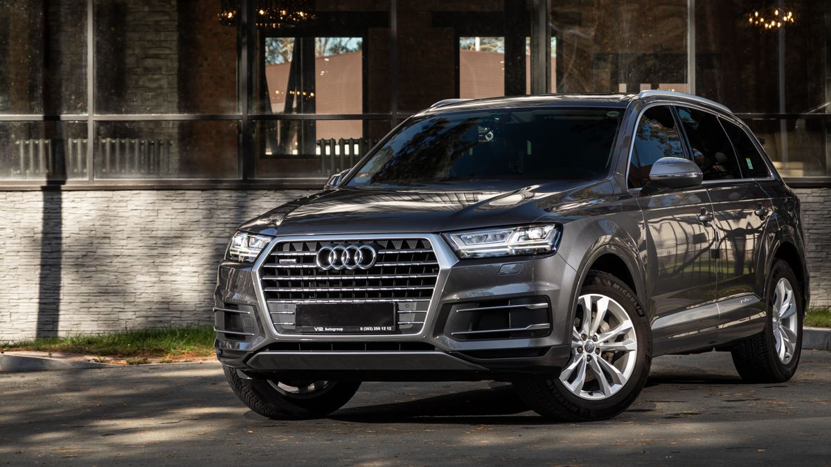 Novosibirsk,,Russia,-,October,11,,,2023:,Gray,Audi,Q7