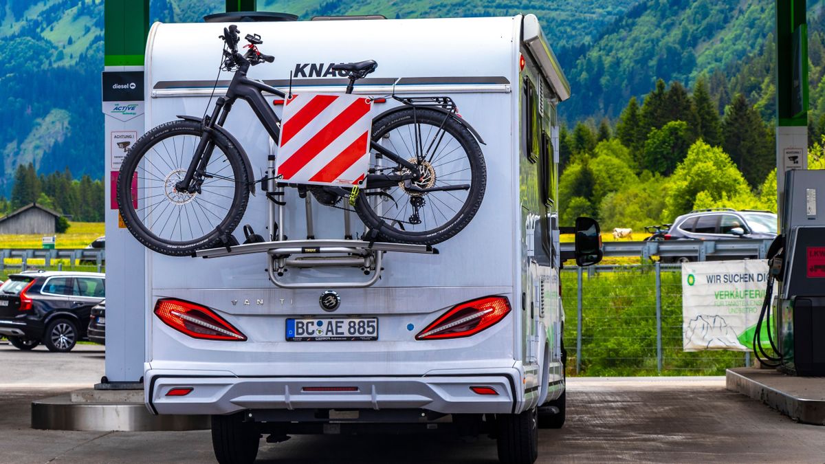 Ennyi volt, levette a kezét az üzemanyagárakról az állam, tejhatalmat kaptak a benzinkutak – naponta jöhet emelés 