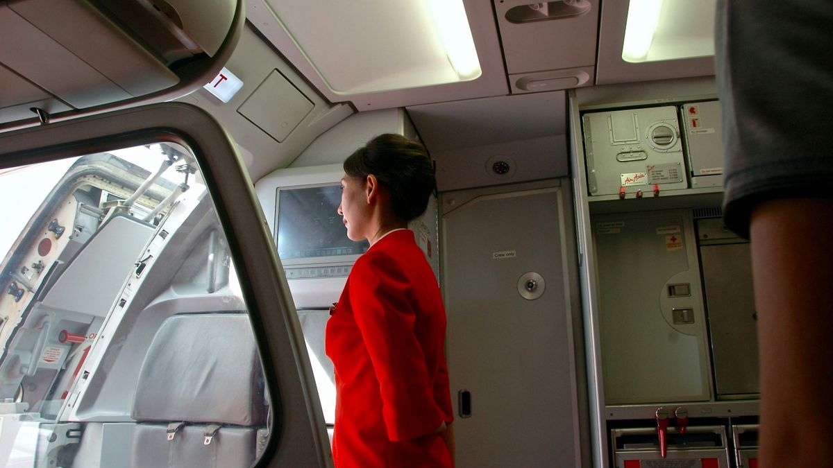 légikísérő, stewardess, powerbank