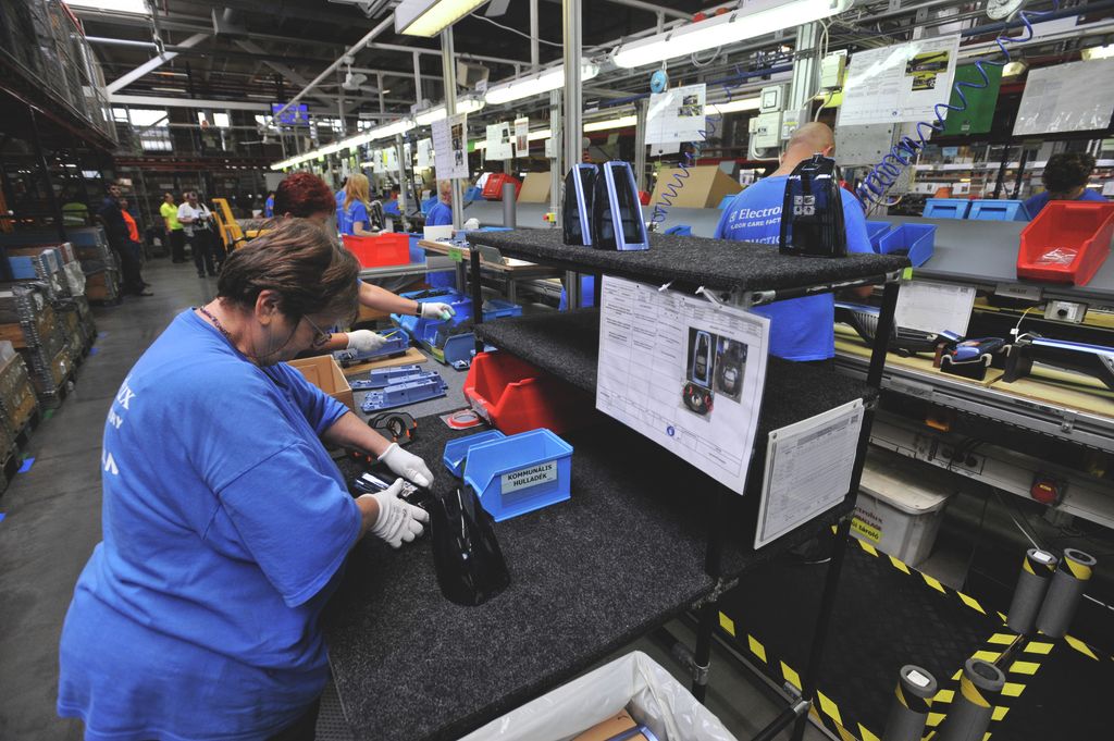 Bezárja jászberényi gyárát az Electrolux - fotók a gyártósorról