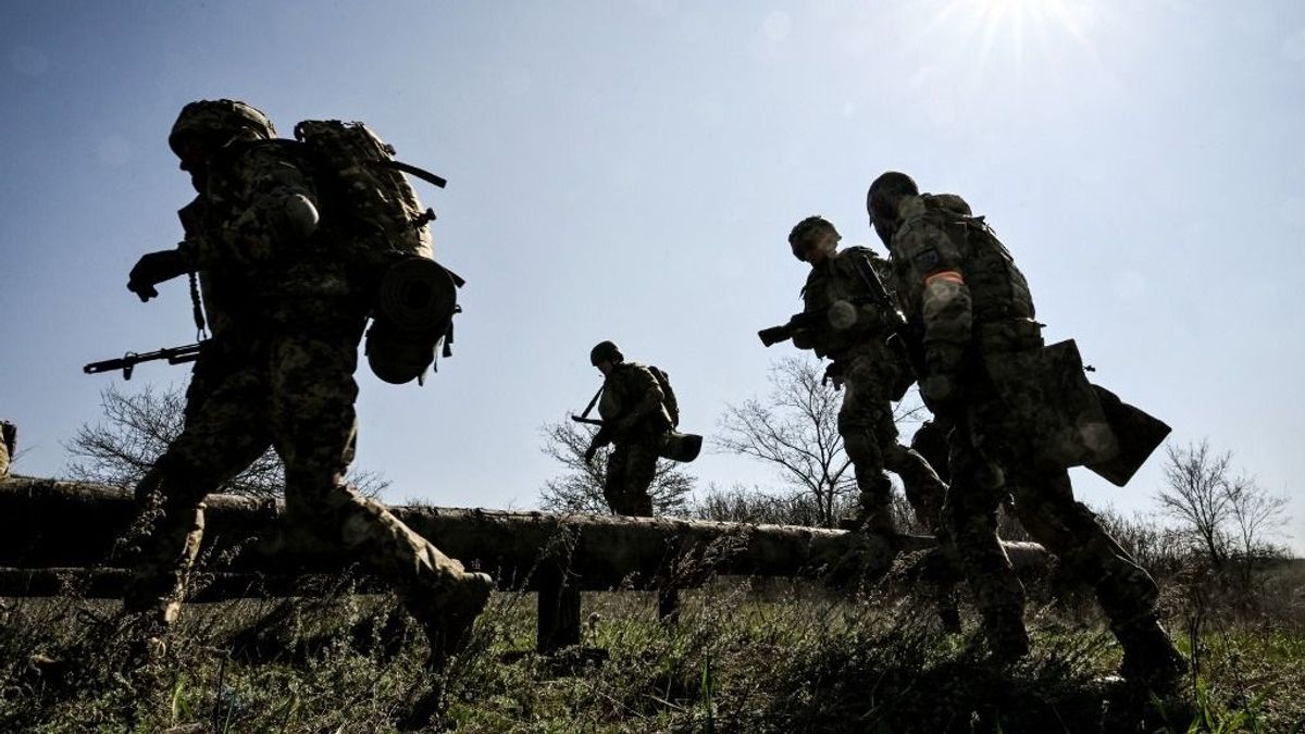 A harcmezőn ájulnak el az éhségtől és esővizet isznak az ukrán katonák - fotók bizonyítják, óriási a felháborodás 