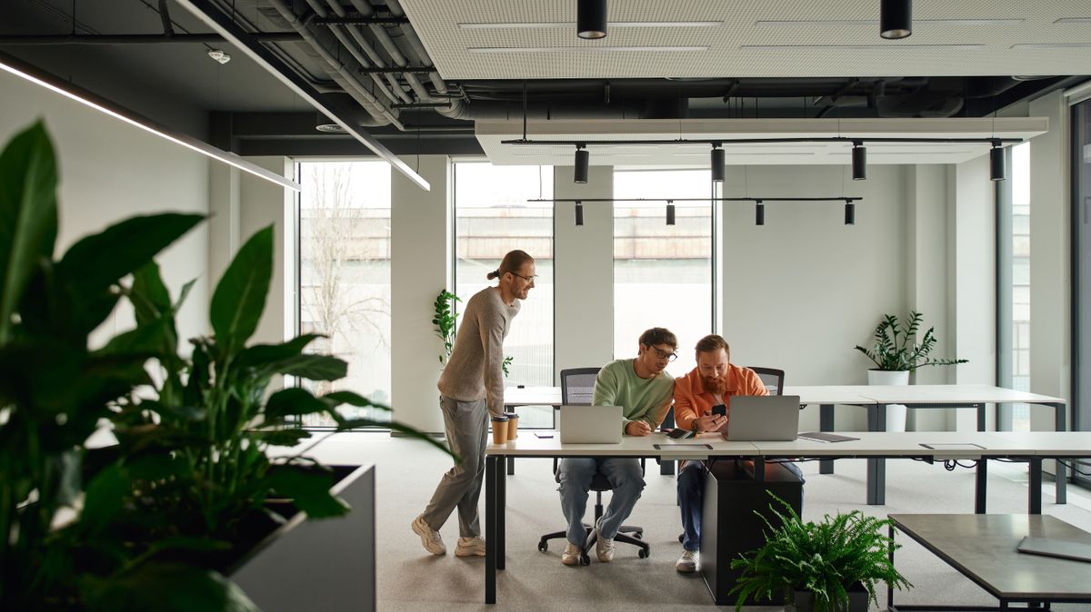 épület,Creative,And,Successful,Team,In,Stylish,Casual,Clothes,Working,Near