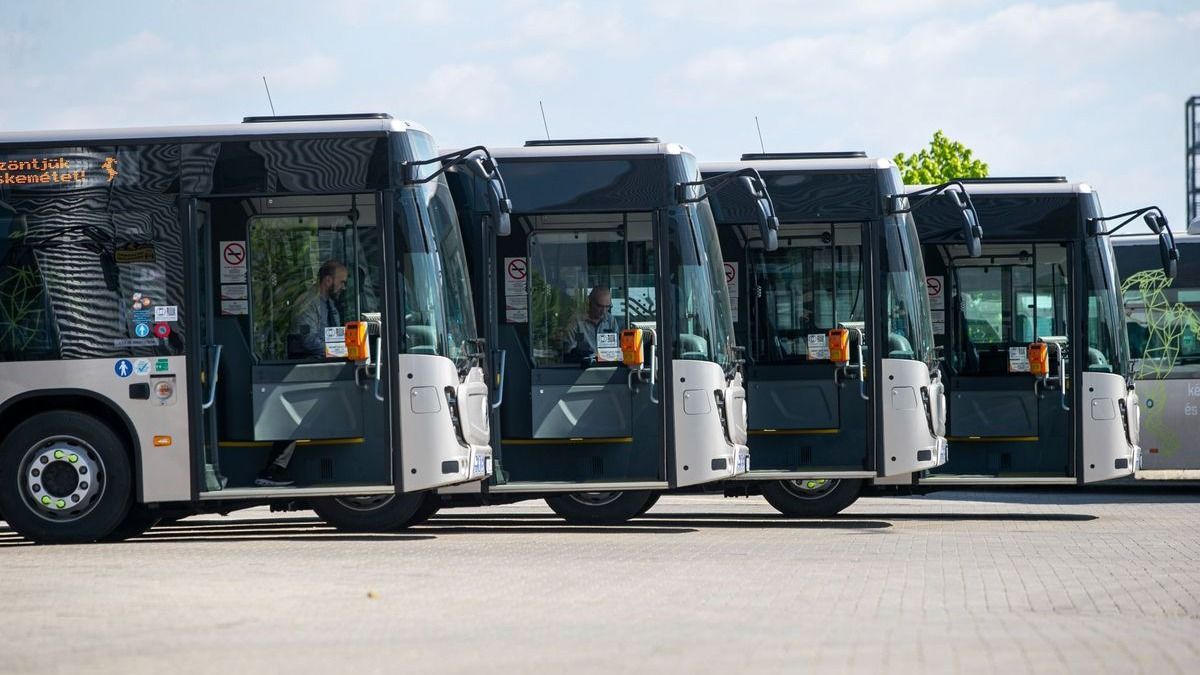 Vadonatúj Mercedes-buszok érkeztek az egyik megyei jogú városba – már a következő lépést tervezik