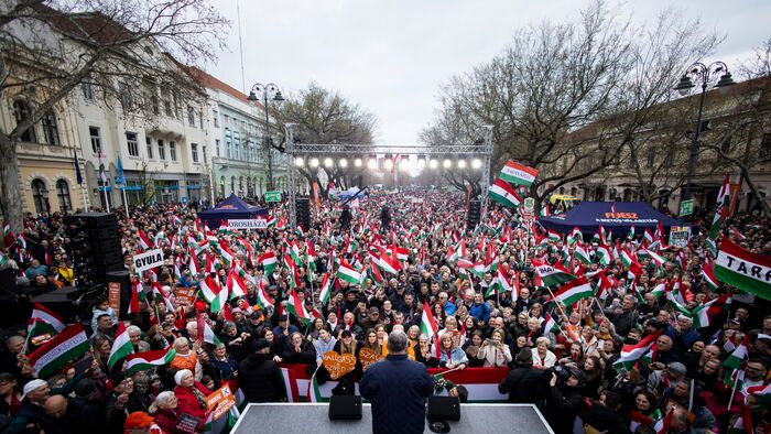 Hatalmas tömeg fogadta Orbán Viktort Békéscsabán