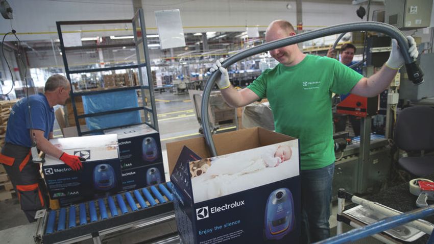 Bezárja jászberényi gyárát az Electrolux - fotók a gyártósorról