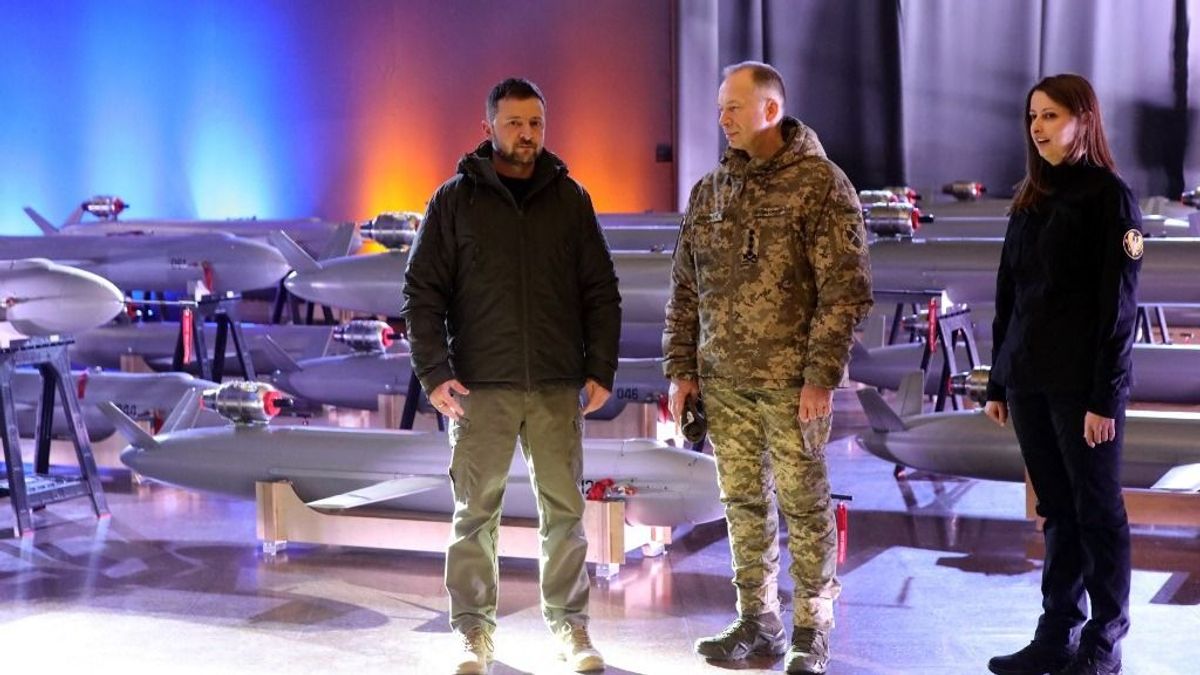 Zelenszkij meglepő bejelentést tett: rájött, honnan szerez pénzt a háborúhoz – Ukrajna eladja a fegyvereit, túl sok van belőle 