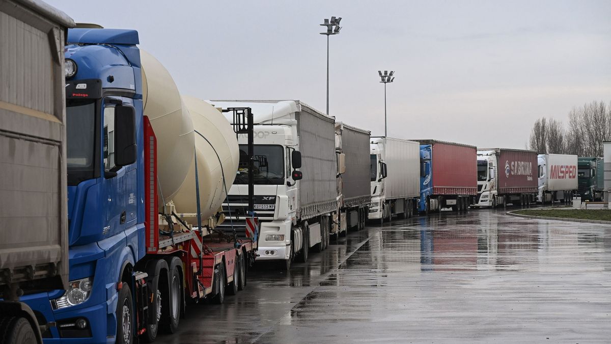 Fuvarozói blokád bénítja a balkáni határokat, egy kivételével minden határátkelőt elzártak 