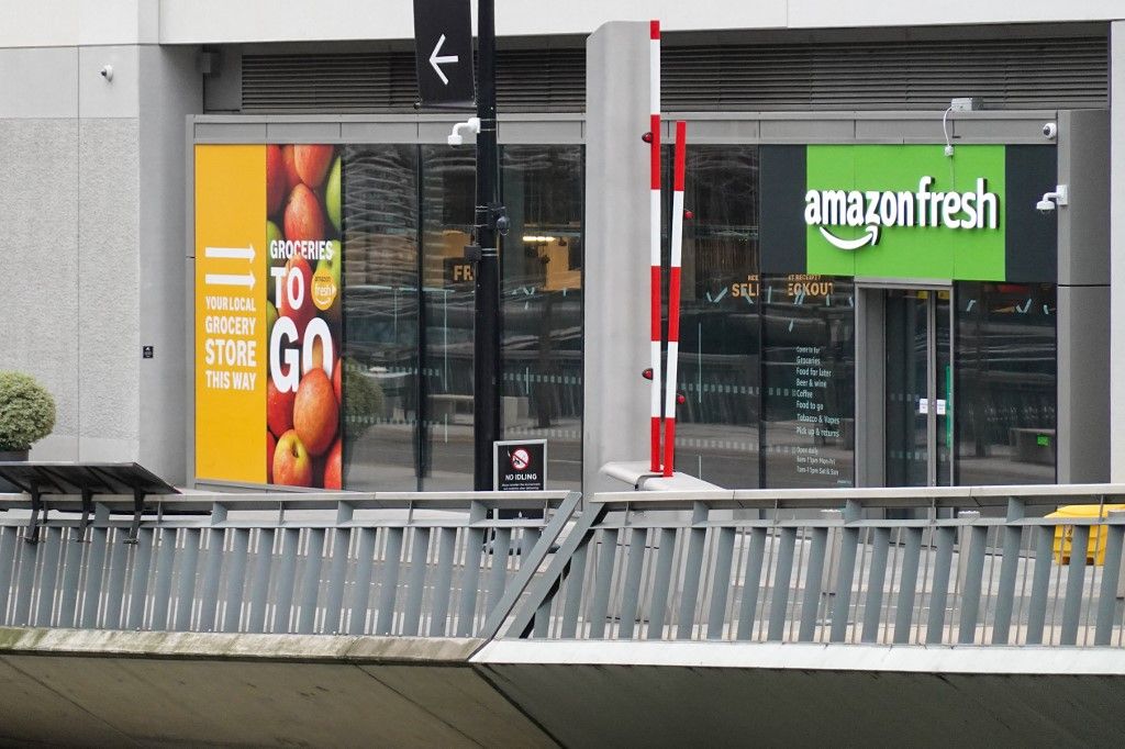 amerikai infláció Wall Street Amazon Fresh Grocery Store In Canary Wharf Business District Of London