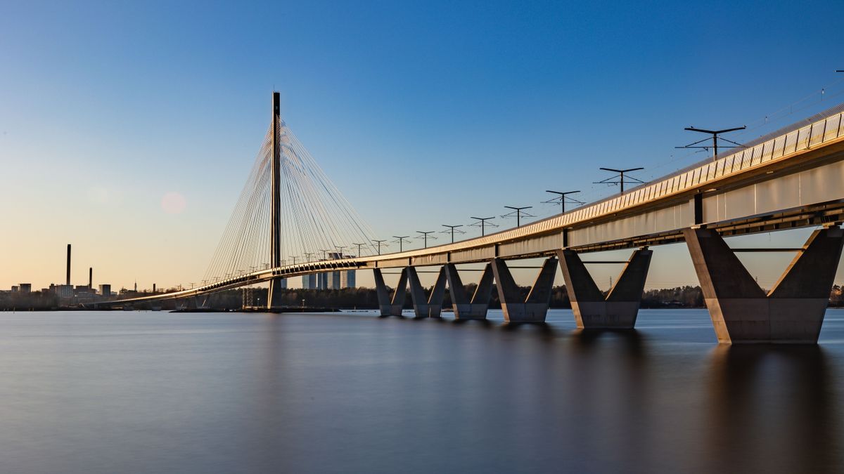 Kruunuvuorensilta híd, Kruunuvuorensilta,Bridge,At,Sunset,,The,Longest,Bridge,In,Finland,,Helsinki