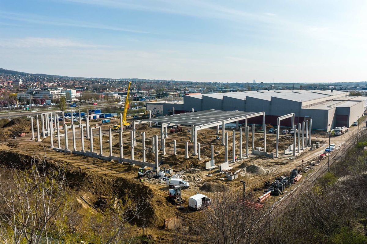 Porsche Hungaria logisztikai központja