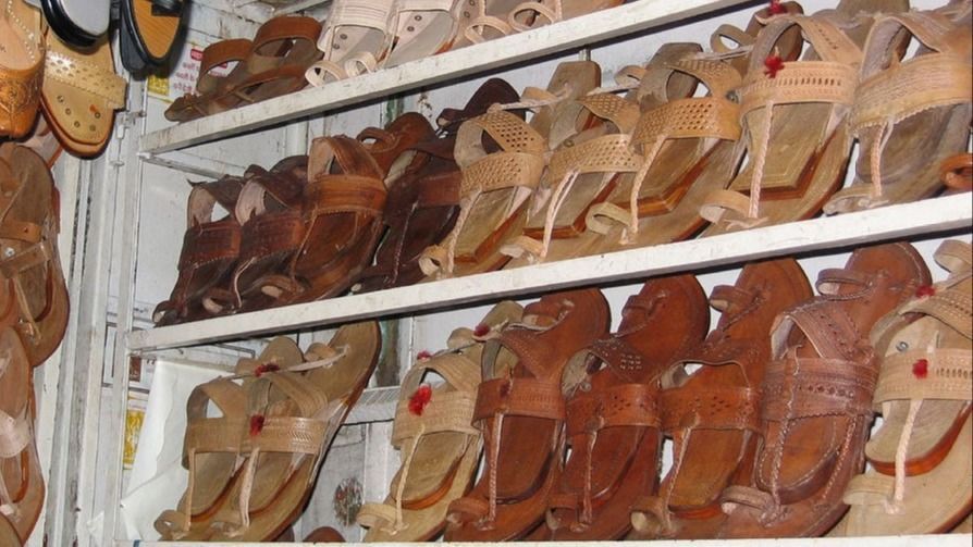 Kolhápuri szandálok egy indiai piacon - a Prada most jelezte, hogy új kollekcióját ezek a kézműves termékek ihlették