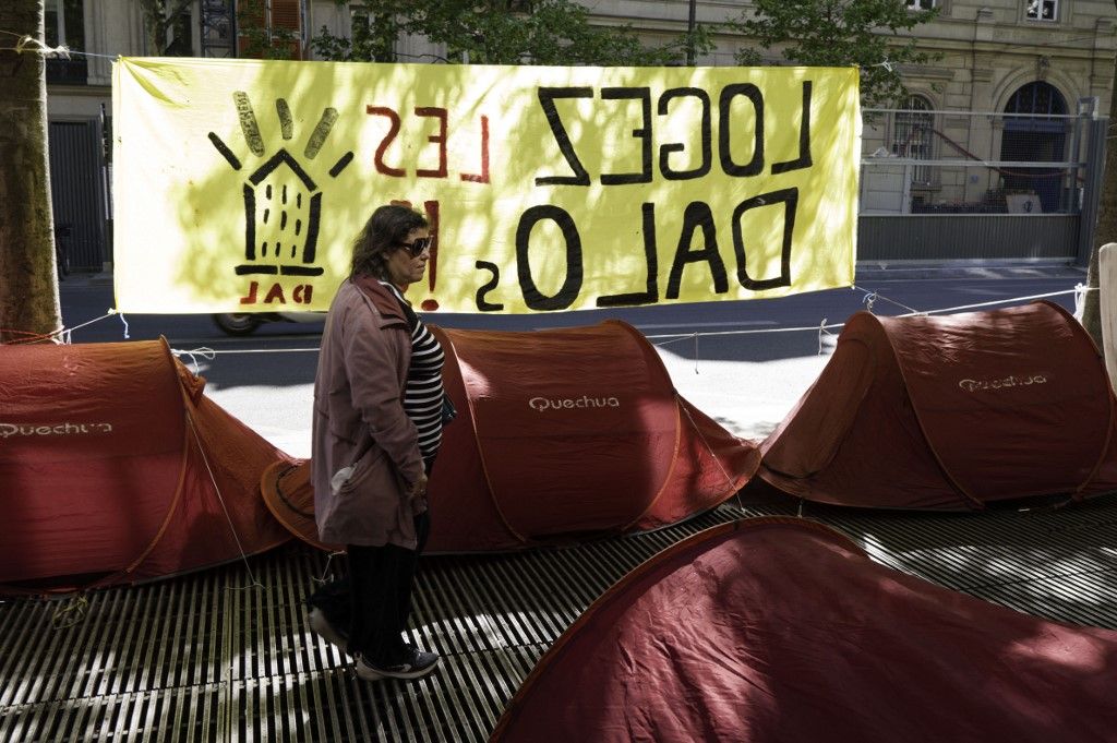 FRANCE - THE DAL IN FRONT OF PARIS CITY HALL
