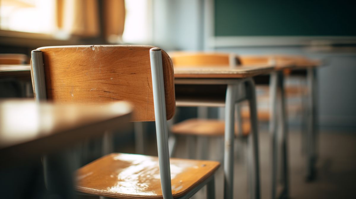 Újabb bombafenyegetések miatt ürítettek ki iskolákat Horvátországban Close-up,Of,Vintage,Wooden,School,Desks,And,Chairs,In,A
