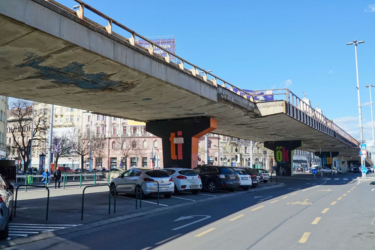 villamos Budapest,,Hungary,-,March,24,,2024:,Vehicle,Overpass,At,Nyugati