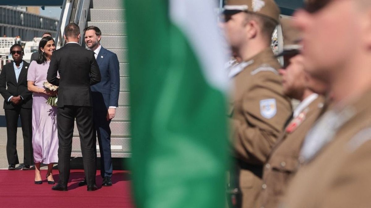 Több mint három évtizede nem történt ilyen: leszállt JD Vance amerikai alelnök gépe Budapesten 
