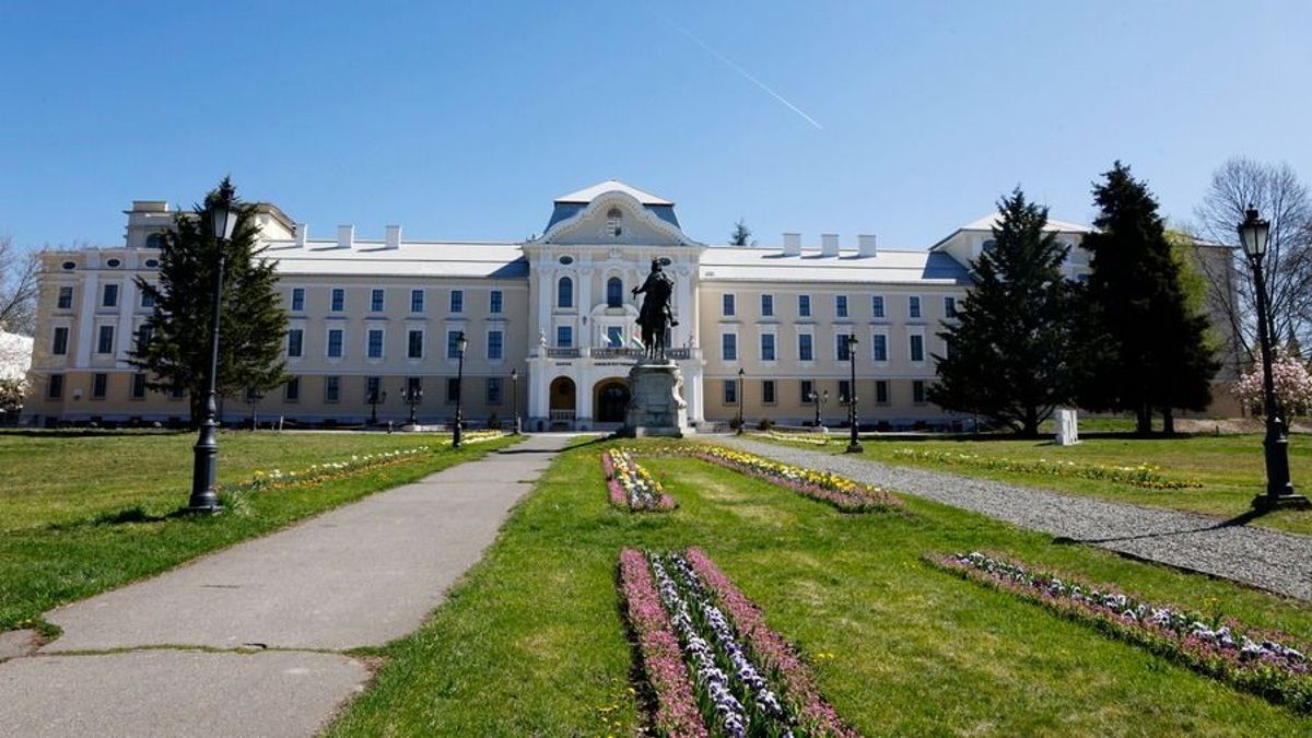 Megújult Gödöllő egyik ékköve, az évszázados neobarokk egyetemi épület 