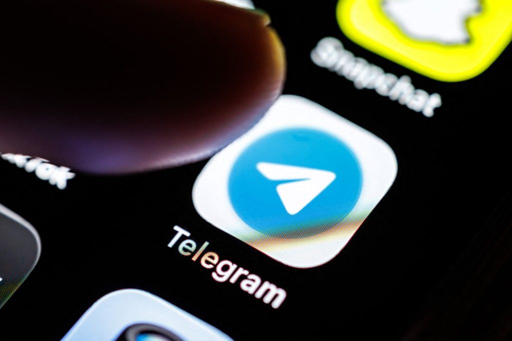 Icon from Telegram on iphone screen Akadozik az internet Oroszországban: leálltak a bankok – nem tudni, mi okozta a bajt