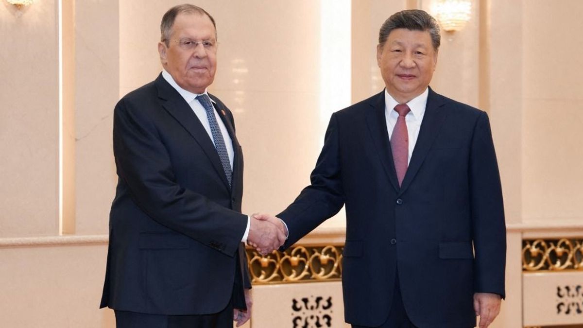 Moszkvát és Pekinget minden háború közelebb hozza, Hszi Csin-ping fogadta Lavrovot – áramlik az orosz olaj 