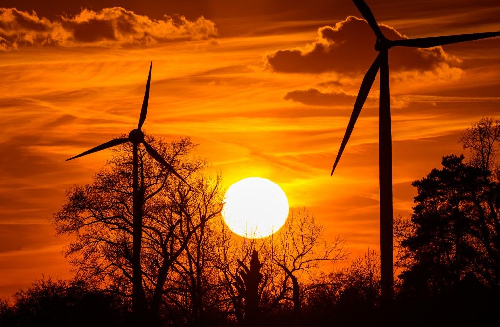 Sunset and wind energy Franciaország tömegesen korlátozza a nap- és szélerőműveket negatív áramárak miatt