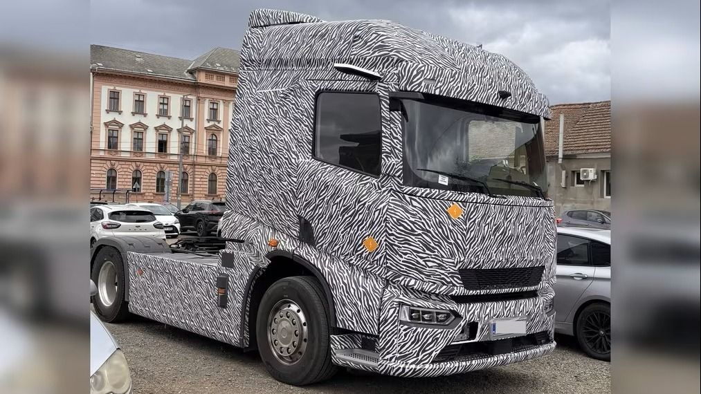 Debrecenben a BYD egy elektromos nyergesvontatóját fotózták le, vélhetően teszt közben.