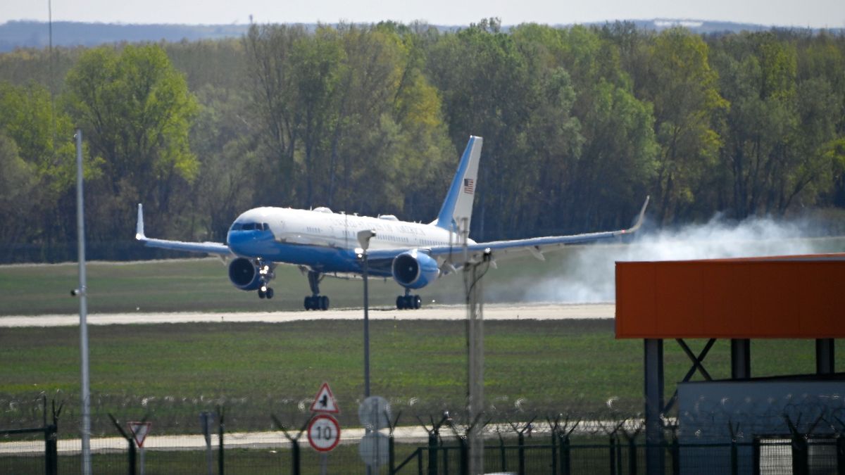 Óriási fordulat: mégsem maradt Magyarországon, elrepült Budapestről JD Vance – szerda késő este felszállt az amerikai alelnök repülőgépe Ferihegyről 