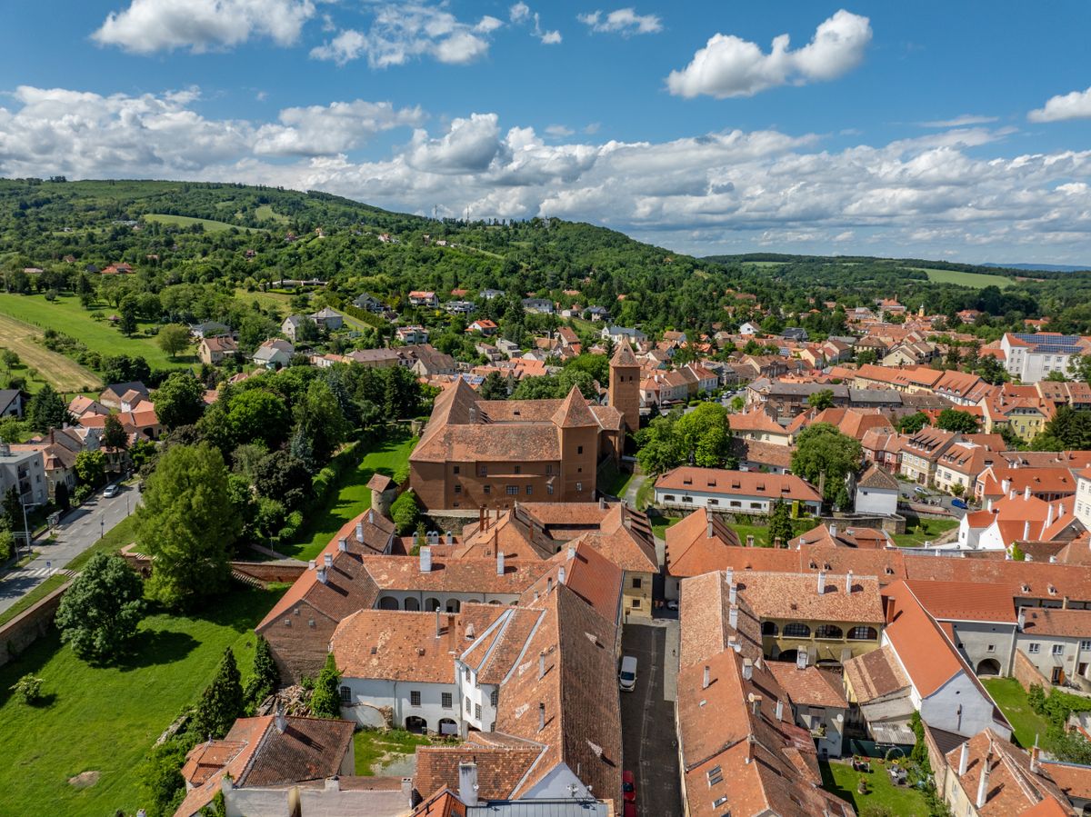 Hungary,,K?szeg,,Amazing,K?szeg,Castle,From,Areal,View,At,Sunny Azbeszt a kőszegi utakon – hatósági intézkedések és laborvizsgálatok