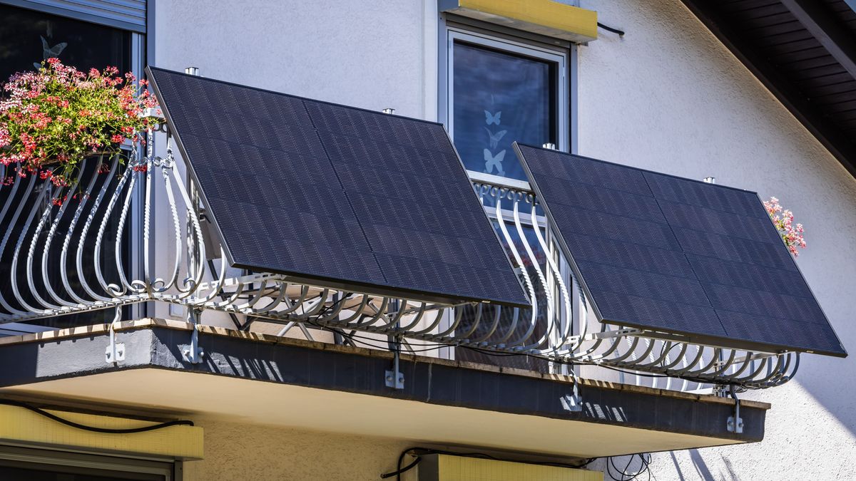 Megőrülnek az emberek a konnektoros napelemért, de vigyázni kell a filléres technikával – bőven van árnyoldala az alig 80 ezres kütyüknek 