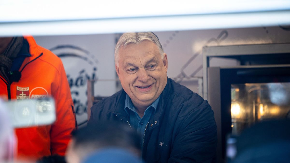 Orbán Viktor kampánybuszát megrohamozták: egymillió kézfogást kért a miniszterelnök 