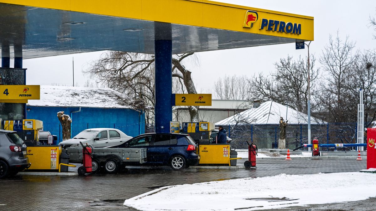 Bucharest,,Romania,-,12.15.20 olaj 25:,Exterior,Of,An,Petrom,Gas,Station.