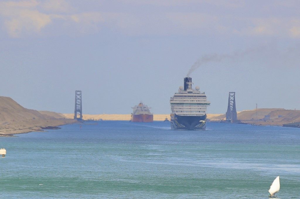 Suez Canal sees heavy traffic as officials discuss large-scale transits