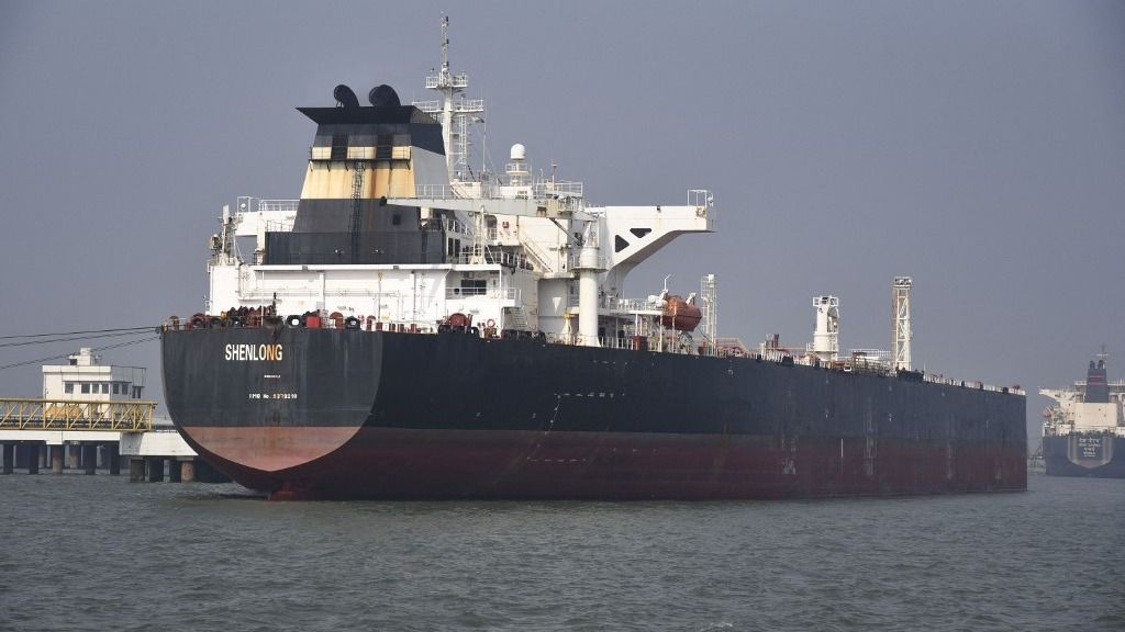 a Hormuzi-szoros blokádja komoly zavarokat okoz a globális energiakereskedelemben. Liberia-flagged oil tanker arrives at Mumbai, India via Strait of Hormuz