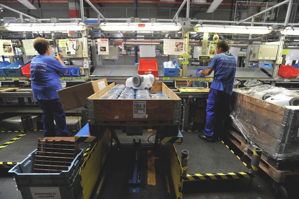 Bezárja jászberényi gyárát az Electrolux - fotók a gyártósorról