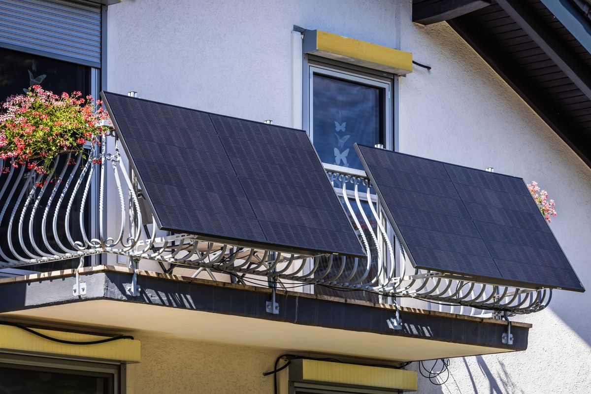 Megőrültek a németek a konnektoros napelemért: olcsó energia egy mozdulattal, de komoly gondokkal járhat ez a fajta spórolás