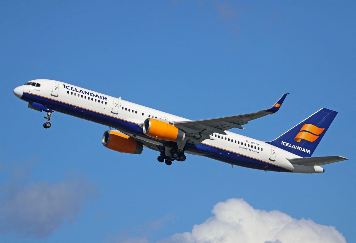 Engedély nélkül végzett alacsony áthúzást az Icelandair légitársaság pilótája pilóta
repülőgép, légiközlekedés, légi közlekedés
manőver, Izland