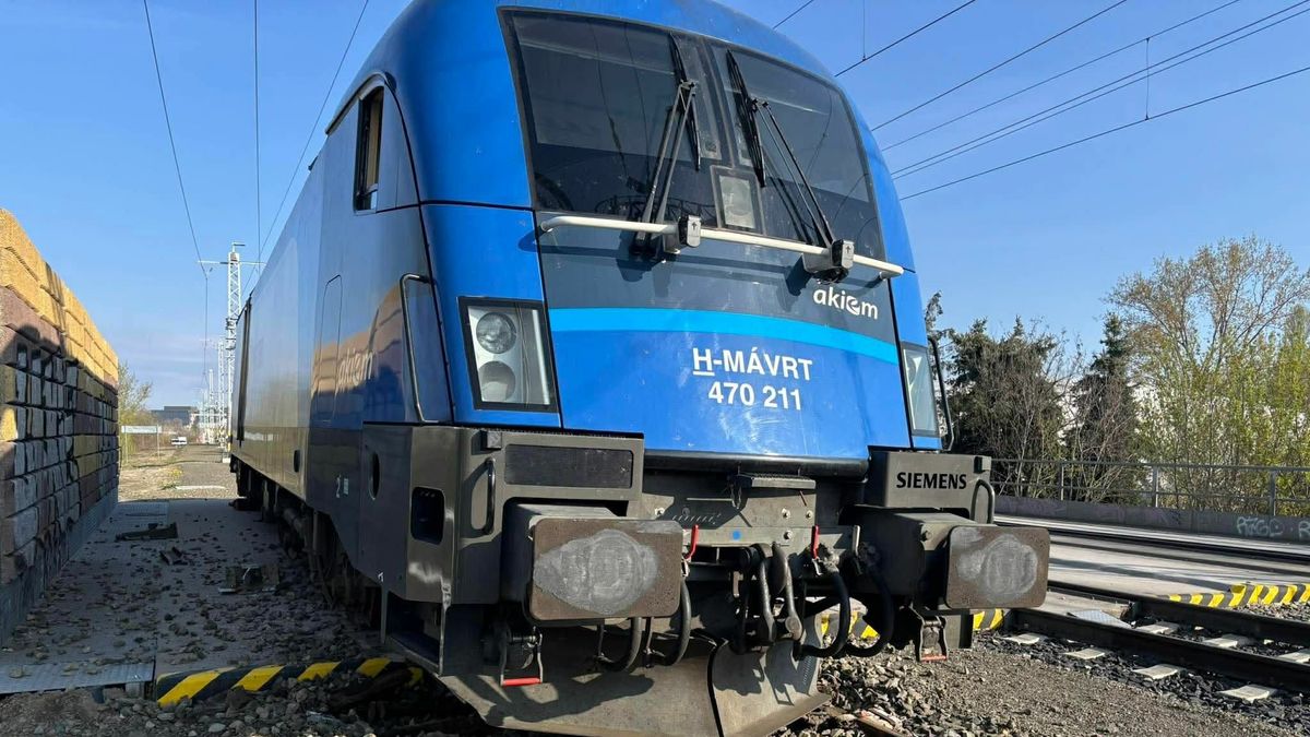 Most közölte a MÁV: baleset történt, kisiklott egy mozdony, valaki nagyot hibázott – így érinti a húsvéti menetrendet 