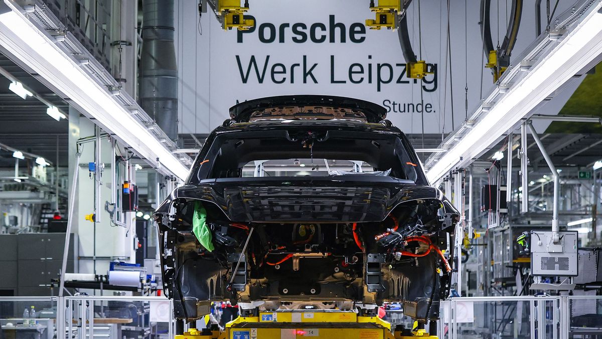 Porsche: évek óta nem történt ilyen a válságban lévő autómárkánál – már a németek is belátták, hiba volt az elektromos átállást erőltetni 