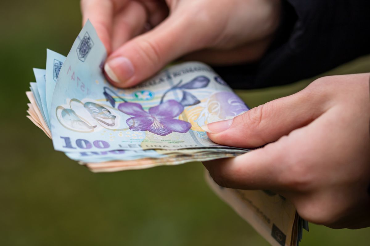 Románia sokkot kapott: a szemük láttára omlik össze a pénzük, fabatkát se ér a lej az euróval szemben – ez áll a háttérben