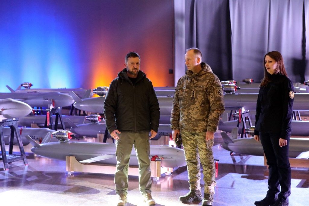 Drónokra ömlik az uniós pénz: Ukrajna már az első csomagból milliárdokat kap fegyverkezésre President Volodymyr Zelenskyy delivers first batch of advanced Peklo missile drones to Ukrainian military