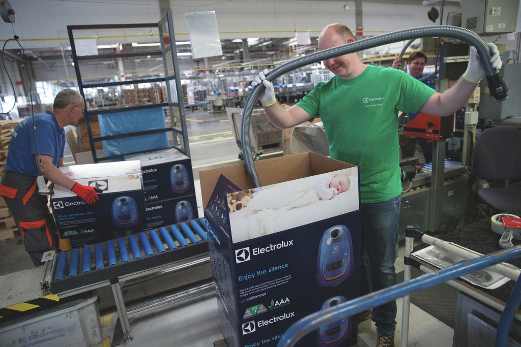Bezárja jászberényi gyárát az Electrolux - fotók a gyártósorról