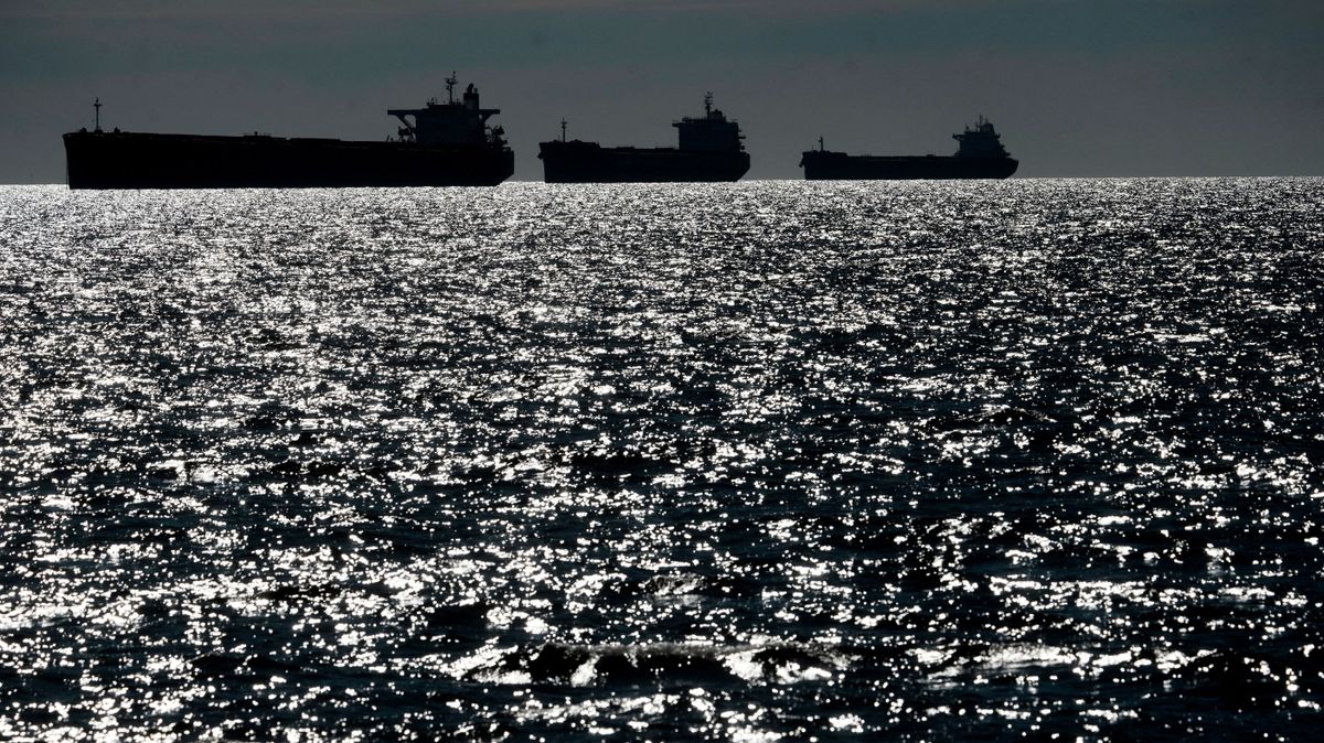 Békésen hajózgat a brit vizeken az orosz árnyékflotta: olajat és hadianyagot visznek – a partiőrség tehetetlen, nincs joguk közbelépni