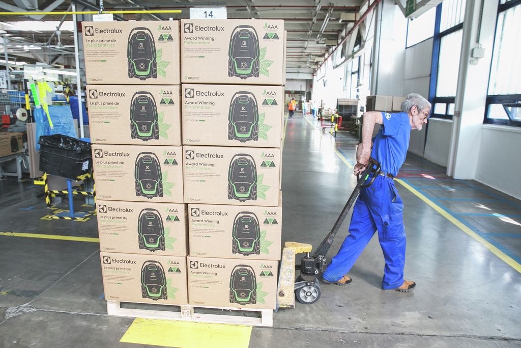 Bezárja jászberényi gyárát az Electrolux - fotók a gyártósorról