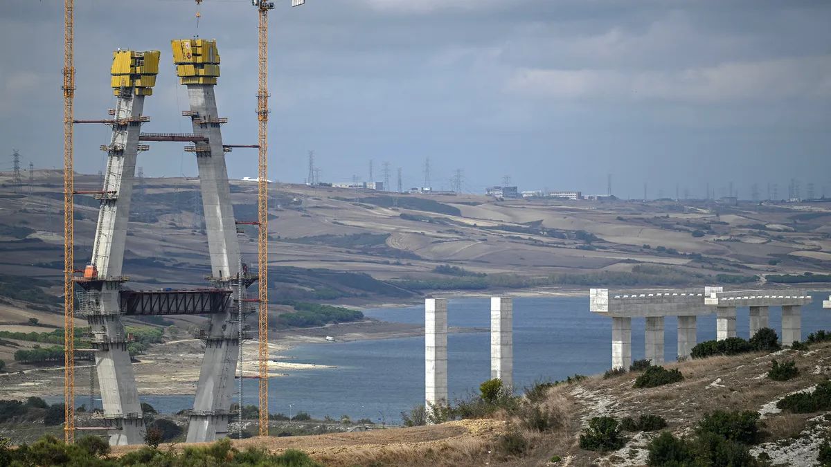 Kanyarban a 27 milliárd dollárból épülő „európai Szuezi-csatorna” átadása 