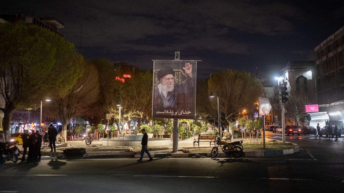 Daily Life In Tehran légvédelmi riadó