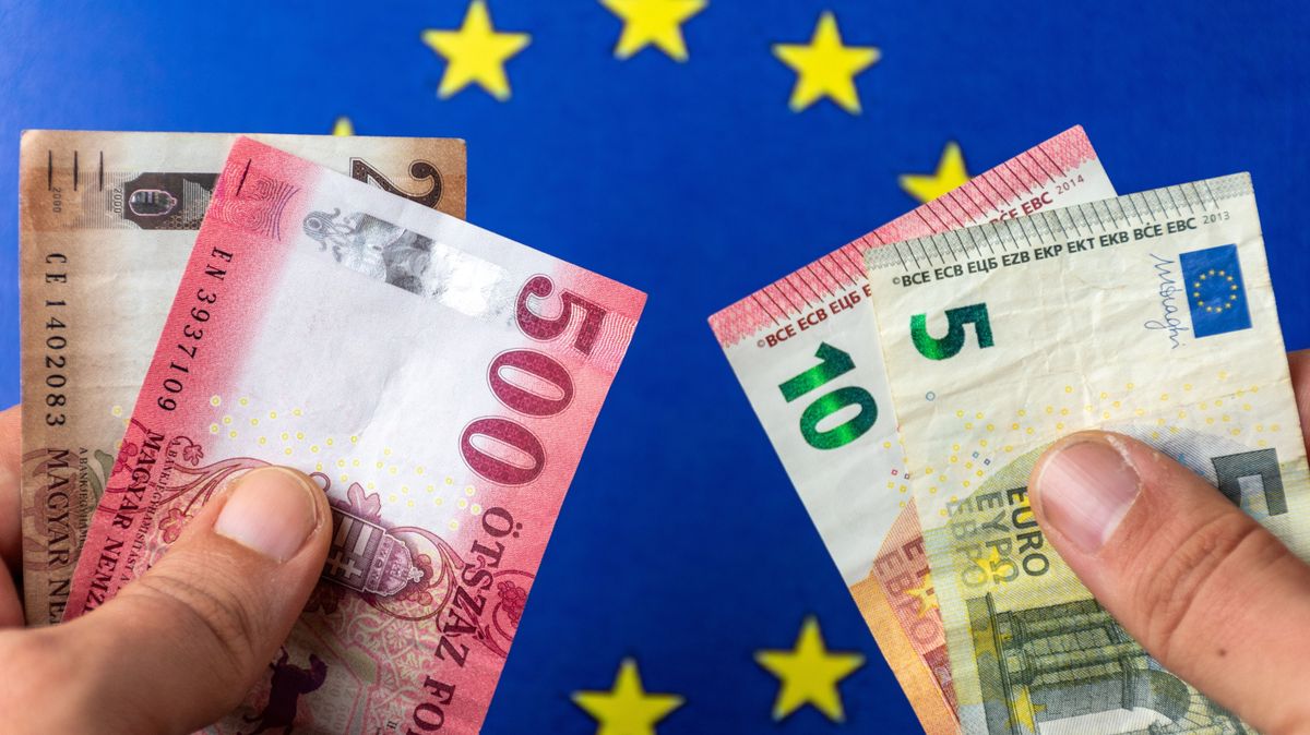 Euro,And,Forint,Banknotes,In,A,Hand euró