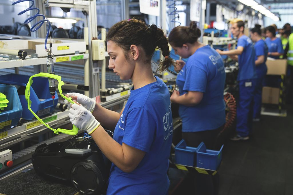 Bezárja jászberényi gyárát az Electrolux - fotók a gyártósorról