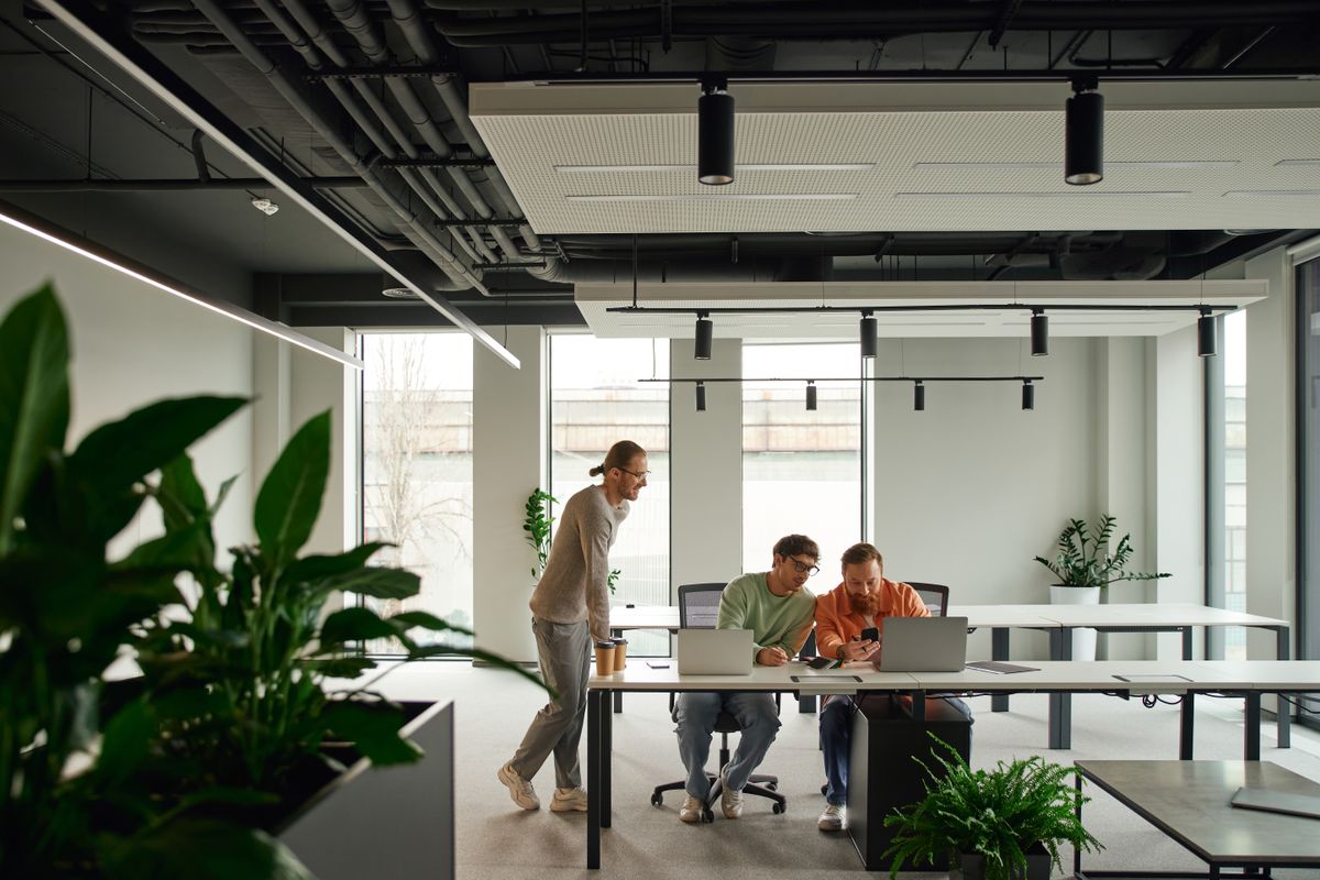 Creative,And,Successful,Team,In,Stylish,Casual,Clothes,Working,Near munka